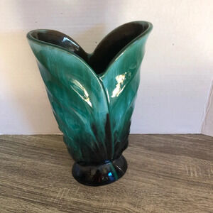 Vtg Blue Mountain Pottery Split Leaf Vase